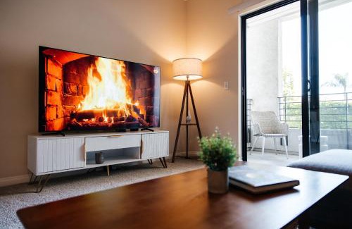 Miracle Mile Apartment | Luxury One Bedroom minutes from The Grove