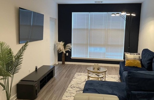 West Lanham Hills Apartment | Luxury Open Space Amtrak UMD Hospitals Reagan BWI