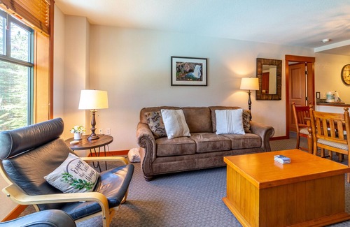 Mammoth Lakes Condo | Luxury Oversized Village 2Bed/2Bath Overlooking the Pool!!