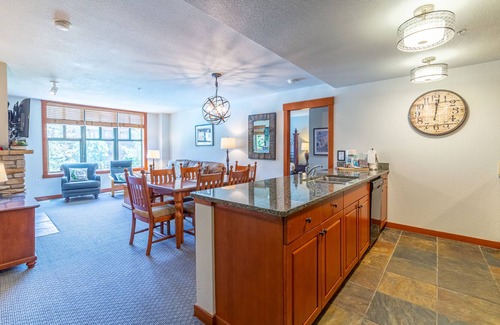 Mammoth Lakes Condo | Luxury Oversized Village 2Bed/2Bath Overlooking the Pool!!