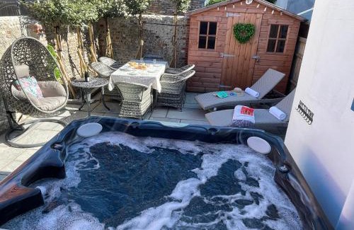 Bognor Regis Villa | Luxury pair of Georgian apartments, hot tub, sea views, sleeps 12