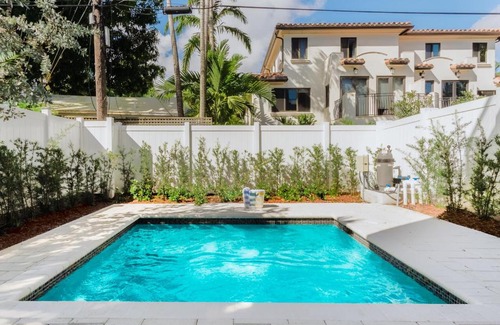 Colee Hammock House | Luxury Paradise walk to Las Olas -5 mins to Beach