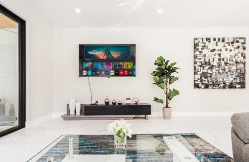 Colee Hammock House | Luxury Paradise walk to Las Olas -5 mins to Beach