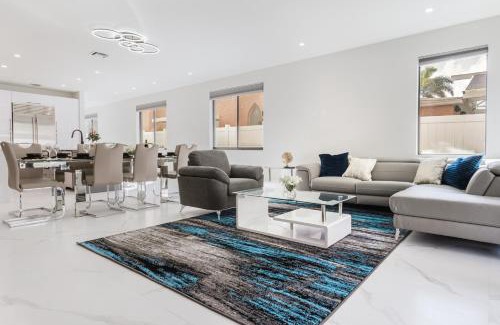 Colee Hammock House | Luxury Paradise walk to Las Olas -5 mins to Beach