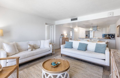 Sunnyside Condo | Luxury Penthouse, Beach Chairs, Pools, Gated Community