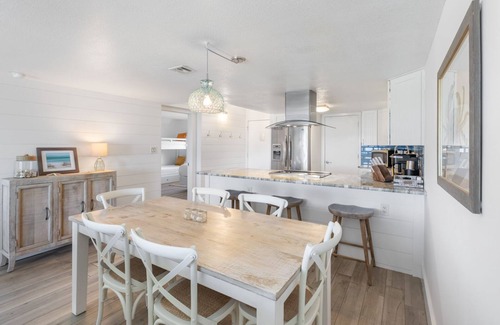Sunnyside Condo | Luxury Penthouse, Beach Chairs, Pools, Gated Community