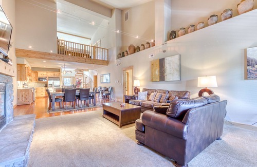Government Camp Condo | Luxury penthouse condo w/shared pool, hot tub & great mountain views