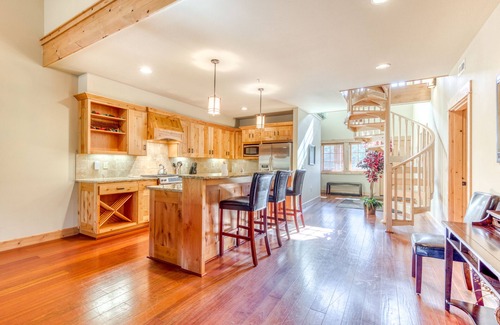 Government Camp Condo | Luxury penthouse condo w/shared pool, hot tub & great mountain views
