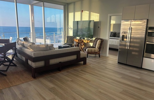 Northwest Point Condo | LUXURY PENTHOUSE 3 BED 3 BATH CONDO NEAR AMAZING SHORE DIVING
