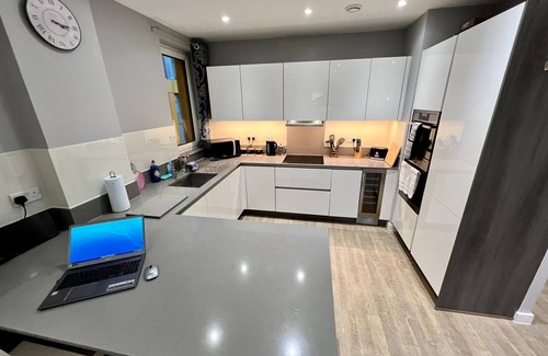 Peninsula Apartment | Luxury Penthouse 5* sleeps 9 with parking