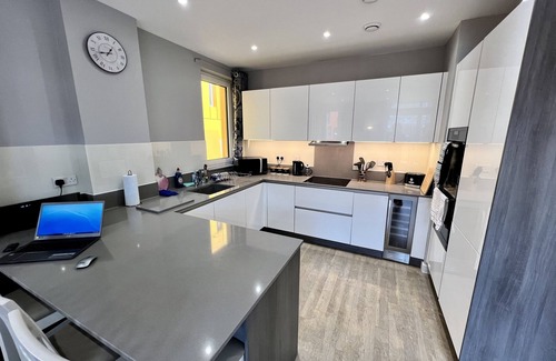 Peninsula Apartment | Luxury Penthouse 5* sleeps 9 with parking