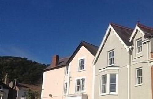 Llandudno Apartment | Luxury Penthouse Apartment - Great Location - Private Parking - Sky TV & Wi-Fi