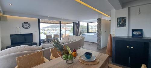 Varkiza Apartment | Luxury Penthouse Suite