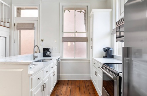 Charleston Historic District House | Luxury Pied-à-terre in Charleston's French Quarter!