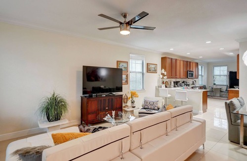 Beachway Estates House | Luxury Pompano beach Vacation With Pool & minutes to beach.