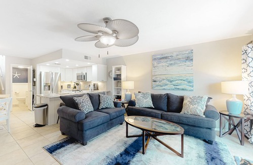 East End House | Luxury poolside townhouse with deck, balcony, washer/dryer, on-site pool, grill