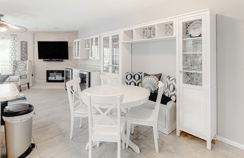 East End House | Luxury poolside townhouse with deck, balcony, washer/dryer, on-site pool, grill