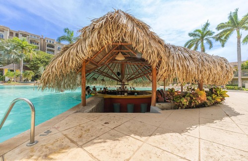 Tamarindo Condo | Luxury poolside condo, located at the Diria Resort - Walk to Tamarindo Beach