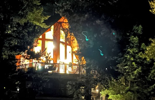East Kootenay Villa | Luxury Private 150 foot Beachfront Lakehouse (sleeps 14) with two large docks.