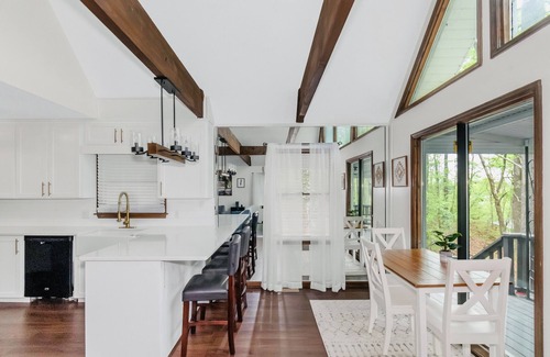 Monticello House | Luxury Private Lake House w/Hot Tub & Dock!