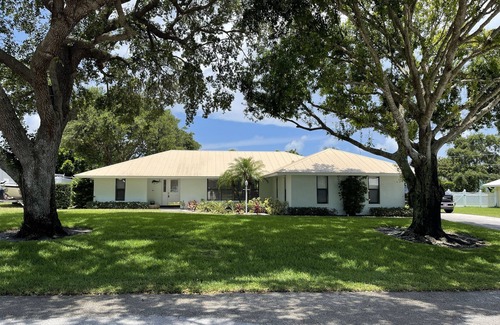 Hobe Sound House | Luxury Private Vacation Pool Home - Bike To The Beach Or Bring Your Boat!