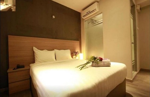Chinatown Hotel | Luxury queen window in Valentino rooms