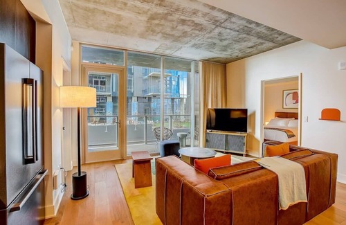 Rainey Street Historic District Condo | Luxury Rainey St 2BR | Rooftop Pool | COTA 10 miles
