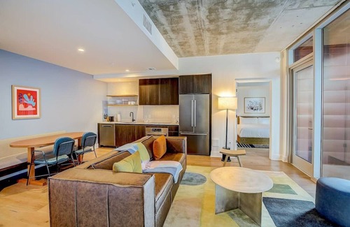 Rainey Street Historic District Condo | Luxury Rainey St 2BR | Rooftop Pool | COTA 10 miles