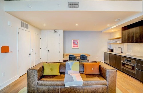 Rainey Street Historic District Condo | Luxury Rainey St 2BR | Rooftop Pool | COTA 10 miles