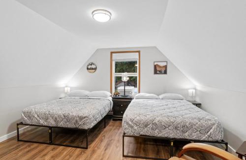 Paradise Estates House | Luxury Rainier Cabin-Sauna-Hot Tub-EV-WiFi
