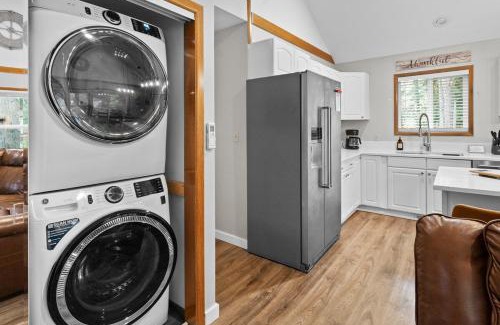 Paradise Estates House | Luxury Rainier Cabin-Sauna-Hot Tub-EV-WiFi