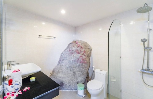 Bang Kung Villa | Luxury Retreat Awaits Exquisite Villa for Rent with Breathtaking Views.