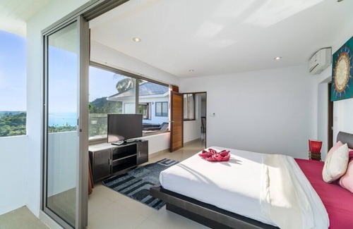 Bang Kung Villa | Luxury Retreat Awaits Exquisite Villa for Rent with Breathtaking Views.