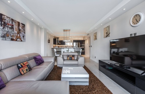 Sunny Isles Beach Condo | Luxury & recently renovated 2 bd/2 ba condo - 5 min to the beach STR01838