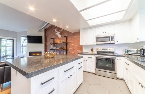 Mammoth Lakes Condo | Luxury Remodeled Mid-Town Condo Retreat 521