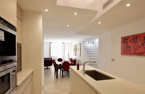 Old Town House | Luxury Renovated Townhouse with terrasse and parking in the old Village of St-Tr
