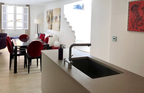 Old Town House | Luxury Renovated Townhouse with terrasse and parking in the old Village of St-Tr