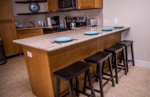 Galveston Apartment | Luxury Resort-Style Condo w/Covered Garage