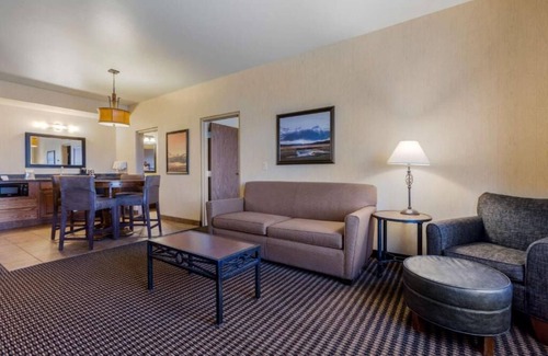 Bryce Canyon Hotel | Luxury Retreat in Nature's Embrace! Outdoor Pool, Free Parking, Free Breakfast!