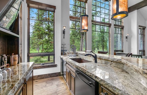 Sunriver House | Luxury Retreat, 12 Person Soaking Tub, 7 Fireplaces, Game Rm, Wet Bar