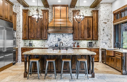 Sunriver House | Luxury Retreat, 12 Person Soaking Tub, 7 Fireplaces, Game Rm, Wet Bar