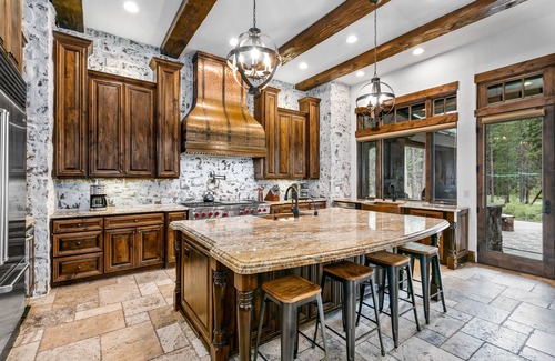 Sunriver House | Luxury Retreat, 12 Person Soaking Tub, 7 Fireplaces, Game Rm, Wet Bar