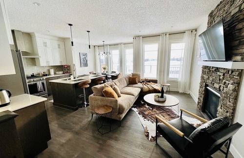West Edmonton House | Luxury Retreat backing to a Park with Spray Park