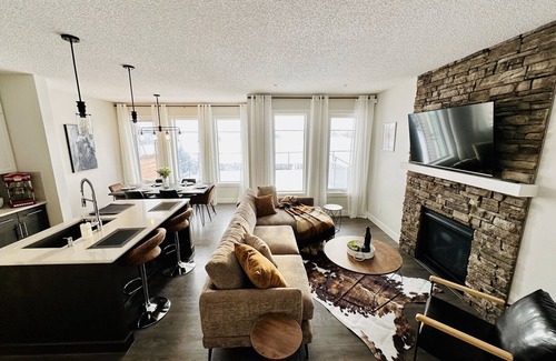 West Edmonton House | Luxury Retreat backing to a Park with Spray Park