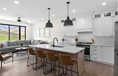 Ogden House | Luxury Retreat by Lake & Snowbasin Skiing