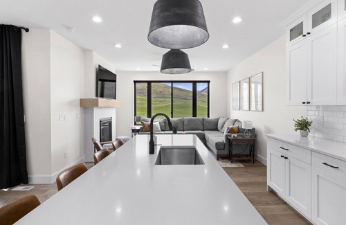Ogden House | Luxury Retreat by Lake & Snowbasin Skiing