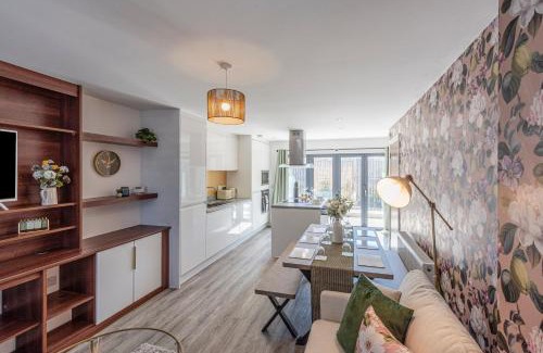 Failsworth House | Luxury Retreat for 10 with Hot Tub and Spacious Garden