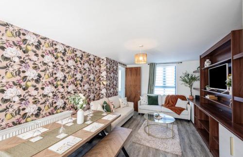 Failsworth House | Luxury Retreat for 10 with Hot Tub and Spacious Garden
