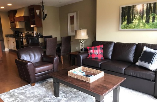 Canmore Condo | 💙🌲Luxury Retreat for 4 w/Amazing Mtn. Views⛰Indoor Pool & Hot Tub☀️