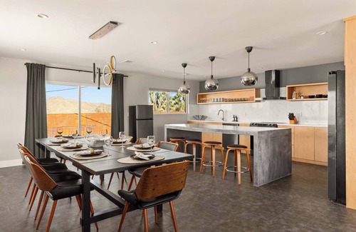 Joshua Tree House | LUXURY RETREAT (HeatedPool/Jacuzzi)
